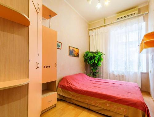 - une chambre avec un lit rouge et une fenêtre dans l'établissement Large apartment in the center, à Dnipro