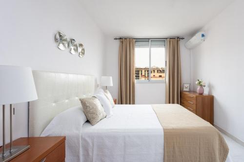Un dormitorio blanco con una cama grande y una ventana en Home2Book Bright Center Santa Cruz, Wifi, en Santa Cruz de Tenerife