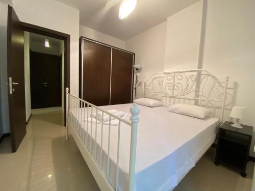Tempat tidur dalam kamar di Ambro Olimp apartment