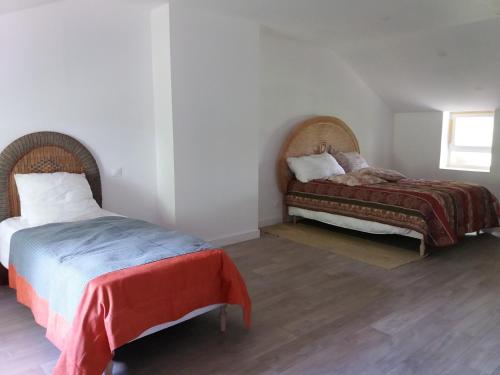- une chambre avec 2 lits dans une chambre avec une fenêtre dans l'établissement La Poulette, à Montpont-en-Bresse