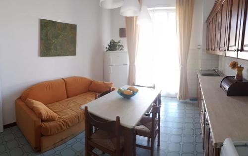 uma sala de estar com um sofá e uma mesa em VRENI LODGE em Finale Ligure