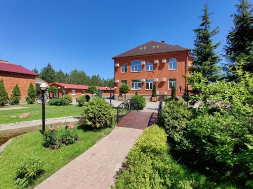 una casa de ladrillo con una pasarela delante de ella en North Star Hotel, en Khimki