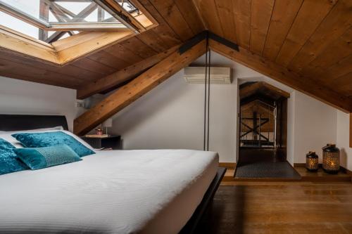 A bed or beds in a room at San Marco View Terrace Apartment R&R