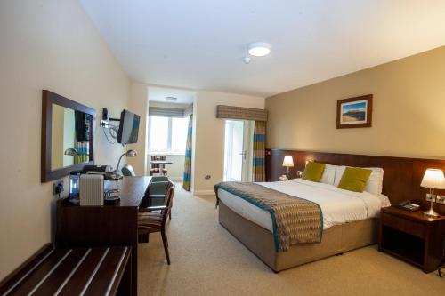 Ένα ή περισσότερα κρεβάτια σε δωμάτιο στο Strandhill Lodge and Suites Boutique Hotel