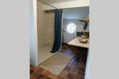 un bagno con doccia e tenda da doccia blu di La Bastide avec Piscine, au cœur de la Provence a Sainte-Anastasie-sur-Issole