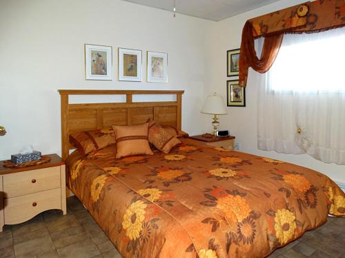 Un dormitorio con una cama grande y una ventana en Gite Parfum de Mer Bed and Breakfast, en Pabos
