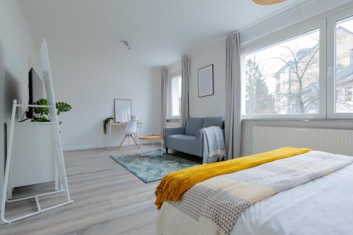 - une chambre avec un lit, une chaise et une fenêtre dans l'établissement Ferienwohnung res publica, à Wuppertal