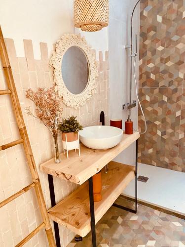 une salle de bain avec un lavabo et un miroir dans l'établissement Le Patio de Sasha, à Hyères