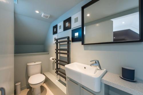 ein Badezimmer mit einer weißen Toilette und einem Waschbecken in der Unterkunft Charming 3 Bed Village Green Cottage East Lothian in Gifford