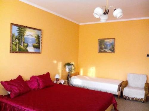 una habitación de hotel con 2 camas y una silla en Privát, saját fürdős, erkélyes szoba a Balatonon, en Kőröshegy