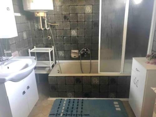 bagno con doccia, vasca e lavandino di Privát, saját fürdős, erkélyes szoba a Balatonon a Kőröshegy
