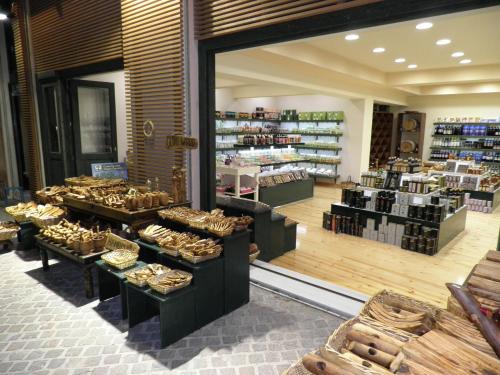 Reštaurácia alebo iné gastronomické zariadenie v ubytovaní Nikolas Rooms