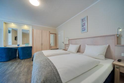Postel nebo postele na pokoji v ubytování FF&E Hotel Engeln