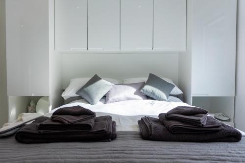 En eller flere senger på et rom på Stunning one bedroom accommodation