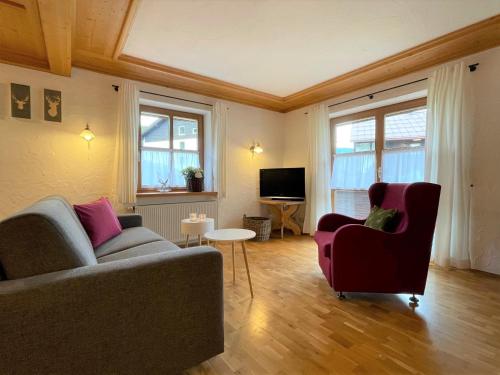 a living room with a couch and two chairs at Ferienwohnungen Alpentraum - Tiefengrün und Tiefenblau in Oberstdorf