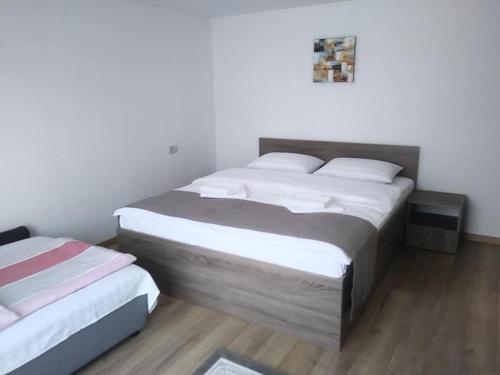 1 dormitorio con 2 camas en una habitación en Casa Anna, en Borşa