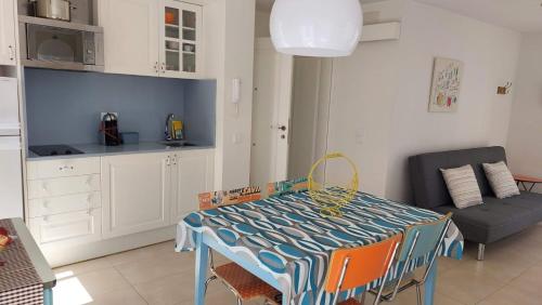 a table and chairs in a kitchen with a couch at Apartamento céntrico cerca de la playa in L'Ametlla de Mar