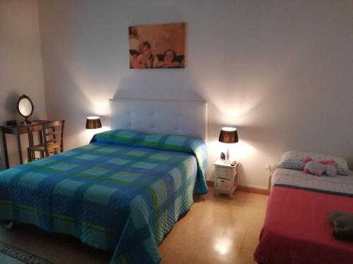 sypialnia z 2 łóżkami i obrazem na ścianie w obiekcie La Casa di Pietro w mieście Sapri