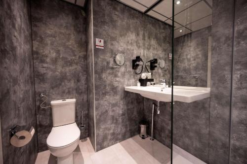 Un baño de Flonk Hotel Groningen Zuid, BW Signature Collection