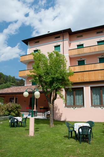 Taman di luar Albergo Italia