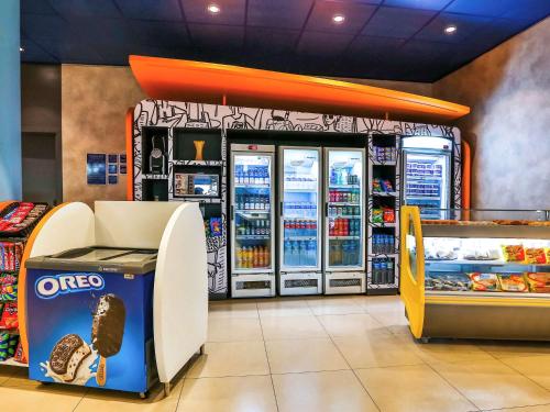 a fast food restaurant with an ice cream machine at ibis budget Sorocaba in Sorocaba