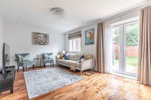 Een zitgedeelte bij STYLISH 4 BED/2 BATH & PARKING - PINEWOOD/HEATHROW