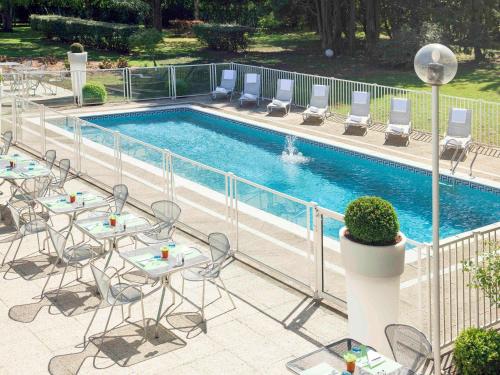 
A view of the pool at Novotel Poissy Orgeval or nearby
