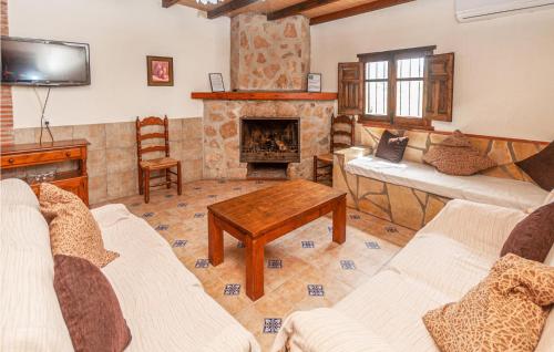 A television and/or entertainment centre at Awesome Home In Montefrio