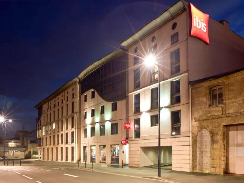 a building with a bus sign on the side of it at ibis Bordeaux Centre - Gare Saint-Jean in Bordeaux