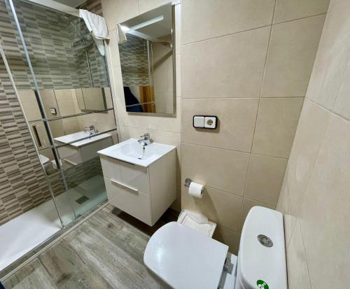 サロウにあるFor a Stay Santillana Plazaのバスルーム(トイレ、洗面台、シャワー付)