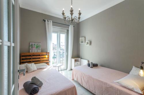 a bedroom with two beds and a chandelier at Apartment Ruzafa Market I in Valencia