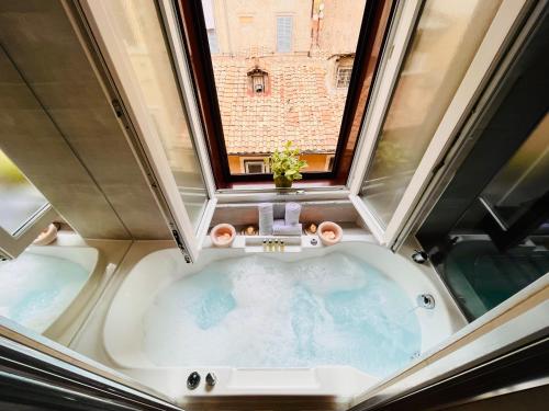 Uma casa de banho em Town House Spagna- luxury Rooms with Jacuzzi Bath