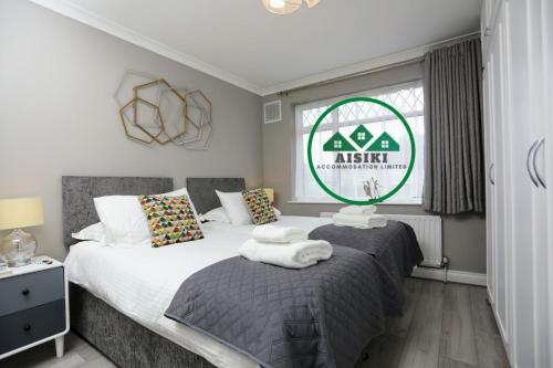 FW Haute Apartments at Hillingdon, 3 Bedrooms and 2 Bathrooms HOUSE with King or Twin beds with FREE WIFI and FREE PARKING