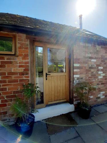 Casa de ladrillo con puerta y ventanas de madera en Little Smithy, en Shrewsbury