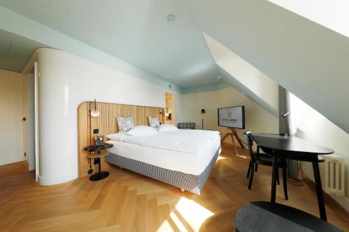 Schlafzimmer mit einem Bett, einem Schreibtisch und einem Tisch in der Unterkunft Best Western Plus Hotel Bern in Bern
