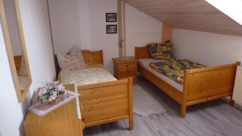 ein kleines Schlafzimmer mit 2 Betten und einem Tisch in der Unterkunft Ferienwohnung Fernblick in Freyung