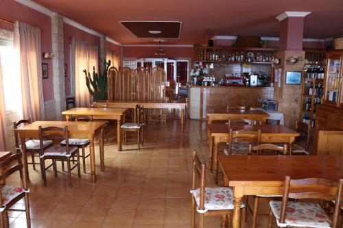 un restaurante con mesas y sillas de madera y un bar en Casa MARA Tenerife en Las Cruces