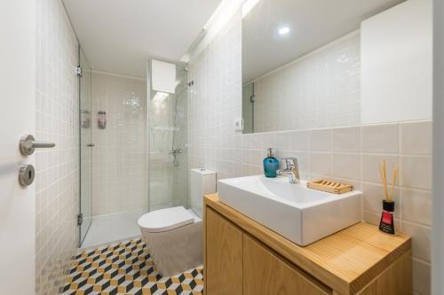 ポルトにあるHome in Porto - Cozy 2BR Duplex by LovelyStayのバスルーム(シンク、シャワー、トイレ付)