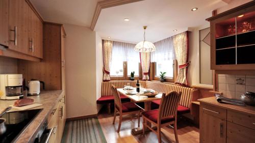 Mountain Apartments - living by Salner