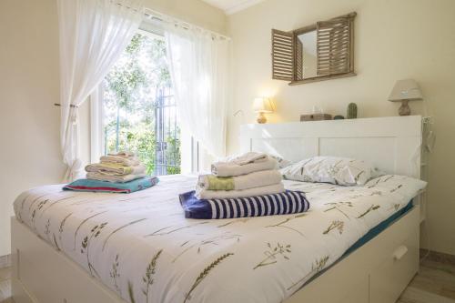 Un pat sau paturi într-o cameră la La Maison de Laurence