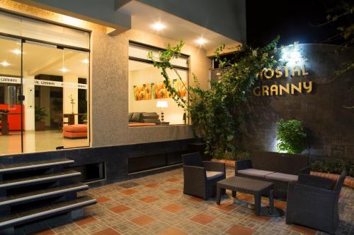 un restaurante con un banco frente a un edificio en Hotel Granny, en Tarija