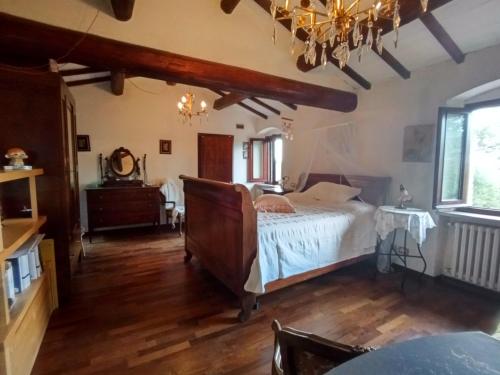a bedroom with a bed and a dresser at Tra grilli e cicale in Deruta