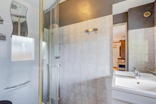 un bagno con doccia e lavandino di Alpage a Saint-Nicolas-la-Chapelle
