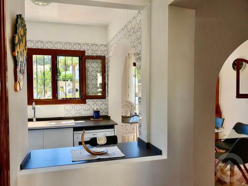 cocina con encimera azul en una habitación en Luciana, en Moraira