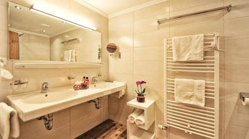Mountain Apartments - living by Salner photo 3