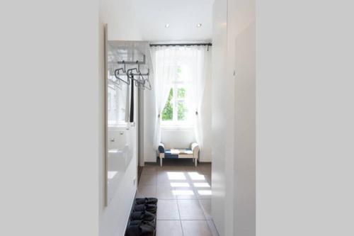 um corredor com uma casa de banho com banheira e uma janela em 16 C&J's apartment em Viena