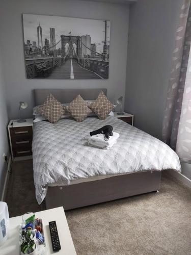a bedroom with a bed with a picture of a bridge at The Vale Apart Hotel in Hull