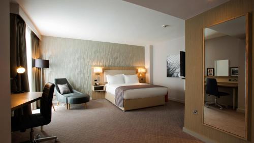 A bed or beds in a room at Holiday Inn Manchester - City Centre, an IHG Hotel 
