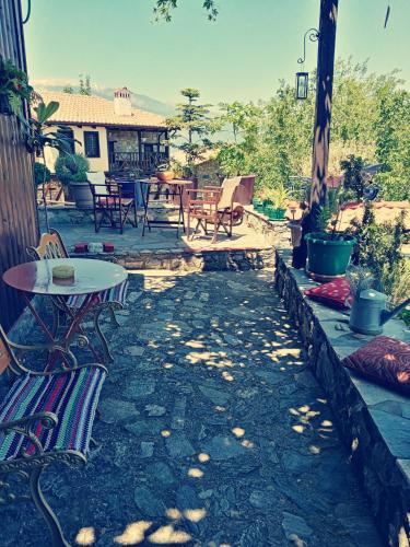 Сад в Traditional Guesthouse Erato