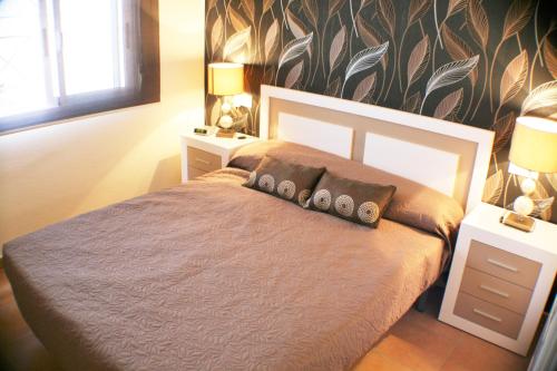 - une chambre avec un grand lit et 2 tables de chevet dans l'établissement Altos de la Bahia 83, à Torrevieja